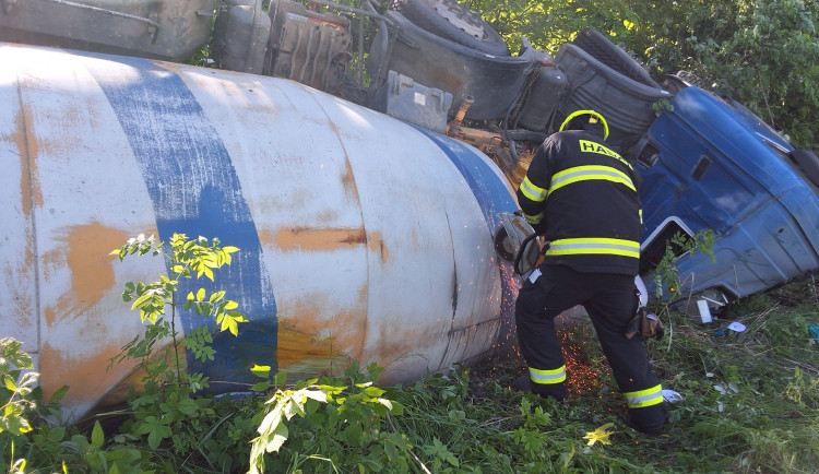 Převrácený mix na beton skončil mimo silnici, řidič si těžce poranil hlavu