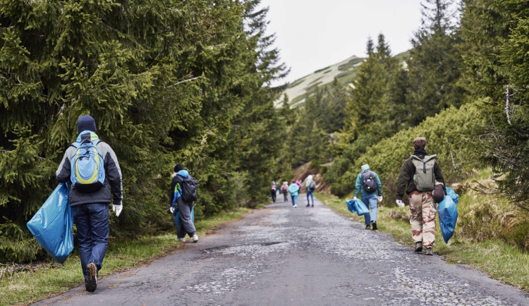 Čisté Krkonoše opět v akci: dobrovolníci odvezli tři tuny odpadu