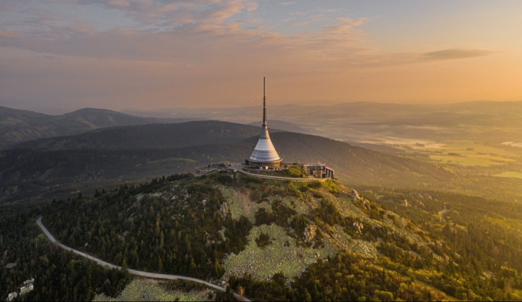 Liberecký kraj jedná s ČRa o odkupu hotelu a vysílače Ještěd, cena zatím není