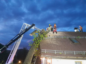 Vzrostlý strom spadl na štít domu v Liberci Kunraticích. Pomohli hasiči