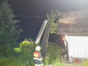 Vzrostlý strom spadl na štít domu v Liberci Kunraticích. Pomohli hasiči