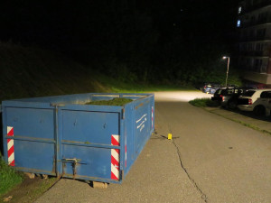 Osmnáctiletá neřidička nabourala do kontejneru i aut. Nadýchala skoro dvě promile