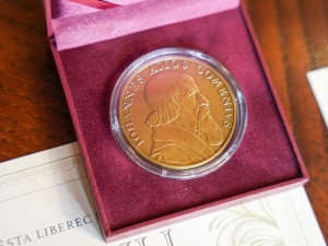 Odvážní třeťáci pomohli napadené ženě, zatímco dospělí přihlíželi