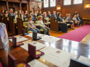 Odvážní třeťáci pomohli napadené ženě, zatímco dospělí přihlíželi