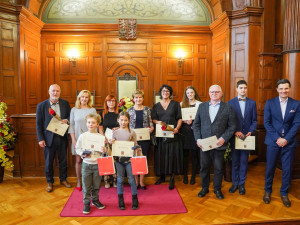 Odvážní třeťáci pomohli napadené ženě, zatímco dospělí přihlíželi