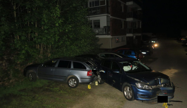 Osmnáctiletá neřidička nabourala do kontejneru i  aut. Nadýchala skoro dvě promile