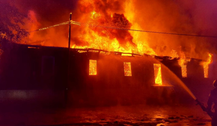 Požár v Brně si vyžádal třetí stupeň požárního poplachu. Jeden hasič byl zraněn
