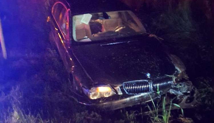 Policisté pátrají, kdo o víkendu ukradl BMW, se kterým následně havaroval