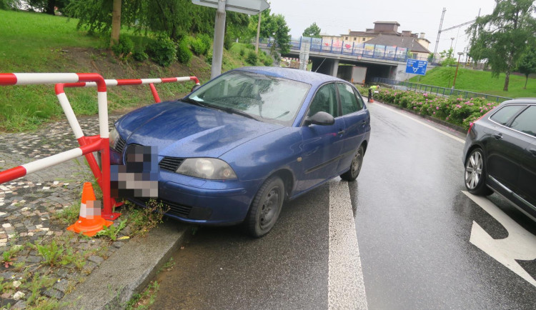 Prchající recidivista vyskočil za jízdy z auta a zmizel v parku. Auto skončilo ve svodidlech