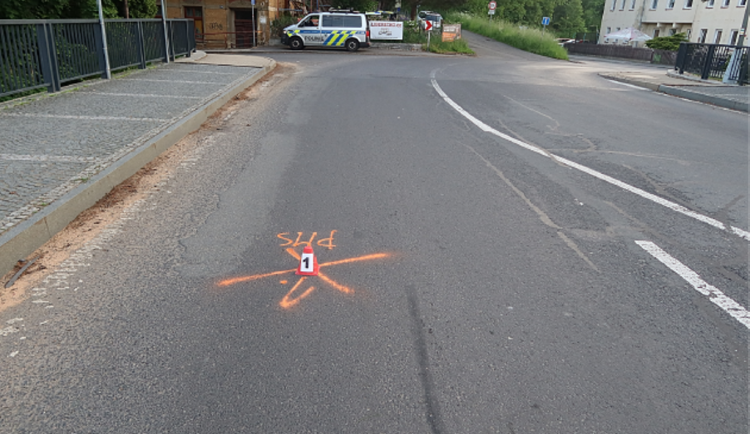 Místo dopravní nehody, kde došlo ke sražení chodce automobilem. Policie hledá svědky.
