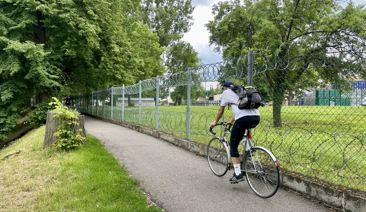 Úzká a obehnaná žiletkovým drátem. Město chce rozšířit nebezpečnou cyklostezku