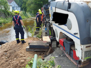 Hasiči v Hejnicích vyprošťovali silniční frézu. Hrozil její pád do řeky