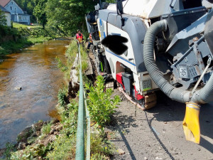 Hasiči v Hejnicích vyprošťovali silniční frézu. Hrozil její pád do řeky
