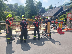 Hasiči v Hejnicích vyprošťovali silniční frézu. Hrozil její pád do řeky