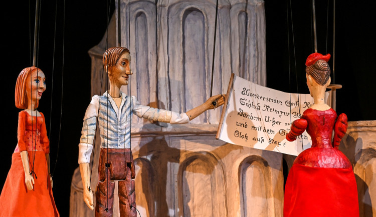 Naivní divadlo uvede odloženou premiéru inscenace Tři zlaté vlasy děda Vševěda