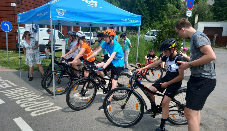 FOTO: Na dopravním hřišti v Jihlavě soutěžila téměř stovka mladých cyklistů