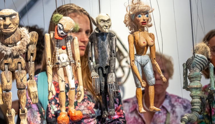 výstava loutky hlavní