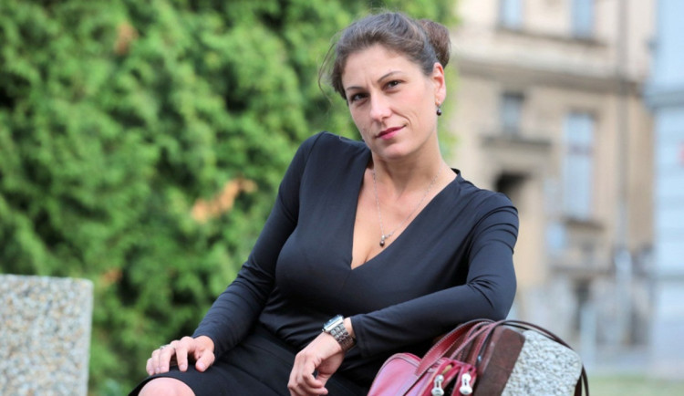 Politici jsou také lidi, reaguje na zesměšňování budoucí ministryně Eva Decroix