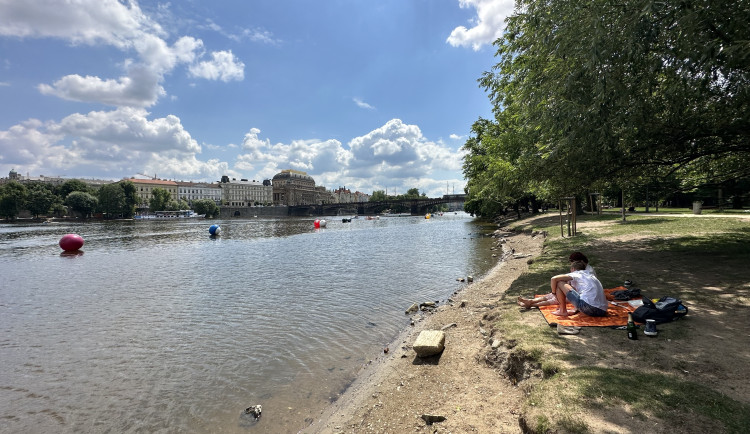 Prahu čeká tropický víkend, teploty mají překročit třicítku