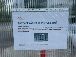 Výměnu autobusových čekáren v Jablonci provázejí kvůli dočasným zastávkám emoce