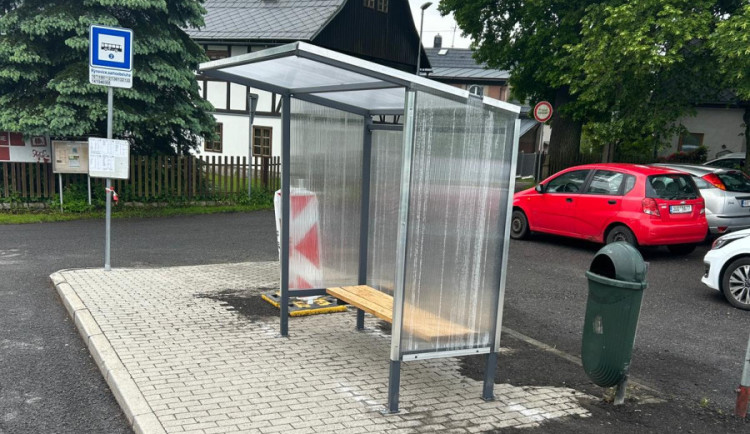 Výměnu autobusových čekáren v Jablonci provázejí kvůli dočasným zastávkám emoce