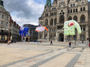 Mezinárodní loutkářský festival Mateřinka začíná, nafukovací sloni už vlají