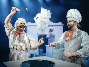 Mezinárodní loutkářský festival Mateřinka začíná, nafukovací sloni už vlají