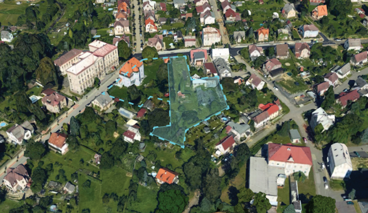 Frýdlant nabízí pozemek pro stavbu bytového domu, radnice stavět nechce