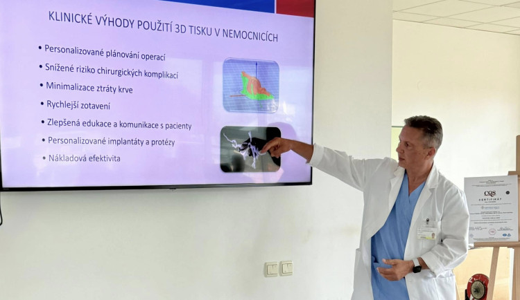 Liberecká nemocnice získala certifikát, díky kterému si může jako první v republice sama tisknout na 3D tiskárně implantáty. V úterý tento certifikát představila nemocnice veřejnosti.