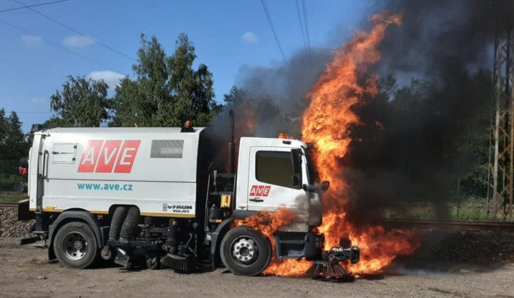 U Havlíčkova Brodu dnes navečer hořel zametací vůz, při požáru se nikdo nezranil