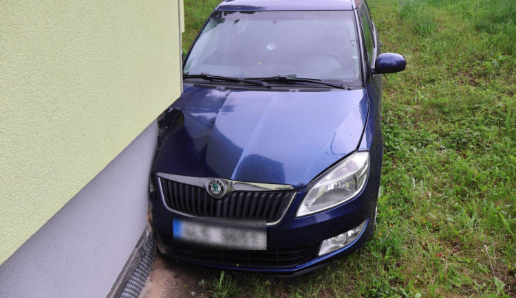 Špatně zaparkované auto se rozjelo, zastavilo až o panelák
