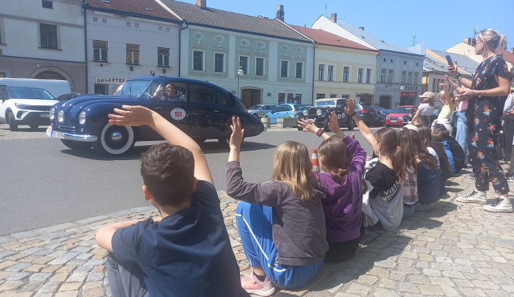 FOTO: Jihlavskem projel závod 1000 mil československých pro meziválečné vozy