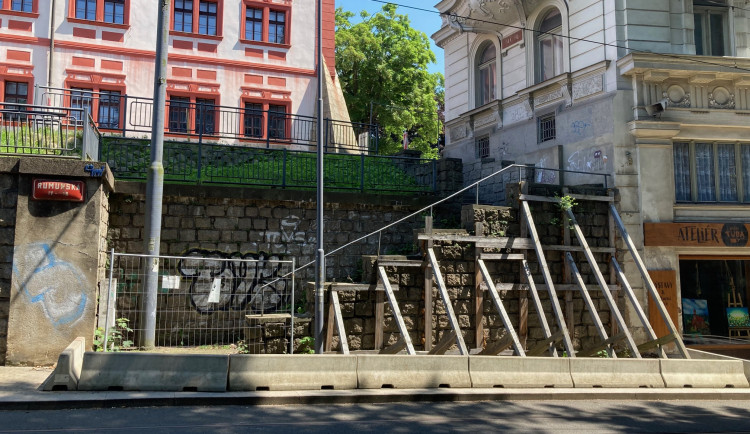 Liberec po 150 letech opraví žulové schodiště s opěrnou zdí nedaleko zámku