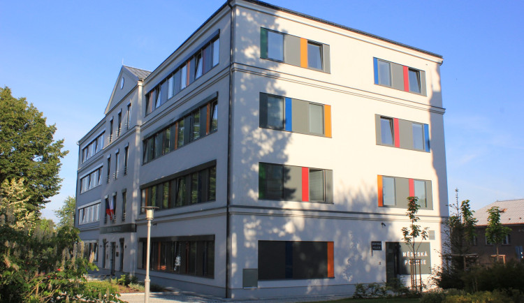 Noční požár vedení vysokého napětí v Turnově omezil fungování agend na úřadě