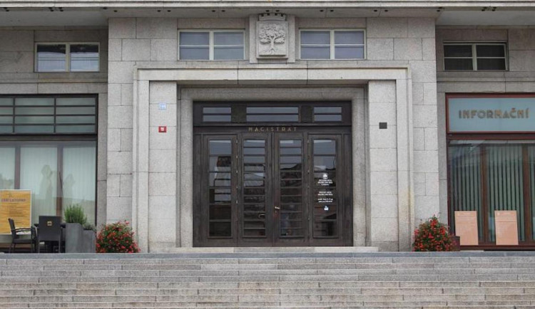 Jablonec obnoví novu radnici za necelých 26 milionů. Vrátí se Winterovy dveře