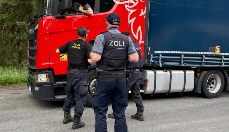 Detektor tlukotu srdce či termovize. Česká a německá policie hledala nelegální migranty