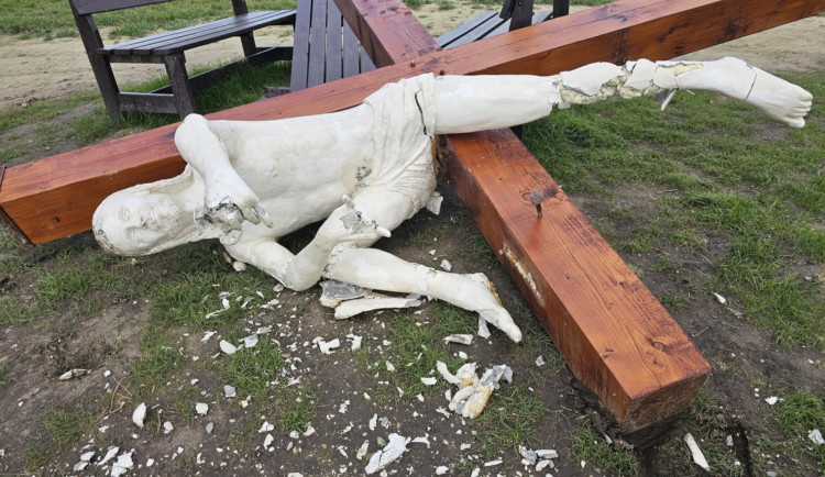 Na Břeclavsku někdo zřejmě motorovkou rozřezal kontroverzní Ódu na frankovku