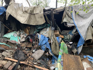 Likvidace skládky bezdomovců i úklid okolí Nisy. Vězni se zapojují do úprav Liberce