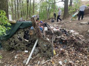 Likvidace skládky bezdomovců i úklid okolí Nisy. Vězni se zapojují do úprav Liberce