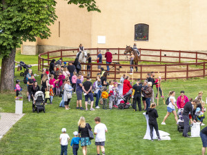 Kde odstartovat prázdniny? Vyrazte na Rodinný den do Zámeckého dvora v Černousích