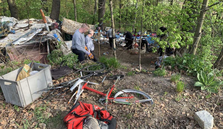 Likvidace kolonie bezdomovců i úklid okolí Nisy. Vězni se zapojují do úprav Liberce