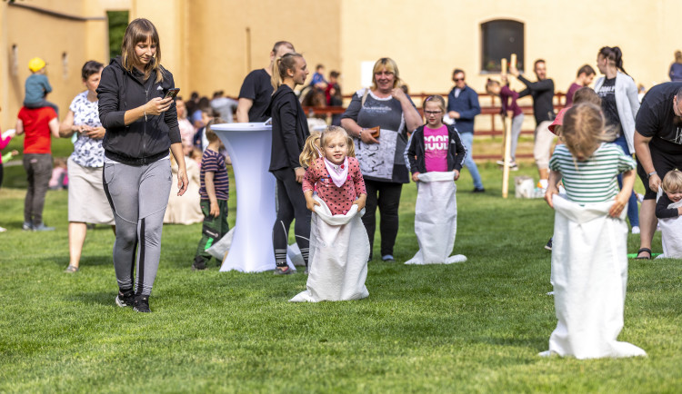 Kde odstartovat prázdniny? Vyrazte na Rodinný den do Zámeckého dvora v Černousích