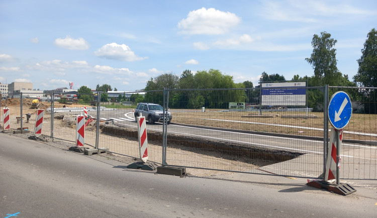 FOTO: Přeložka silnice mezi Jihlavskou a Brněnskou ulicí ve Žďáru je téměř hotová