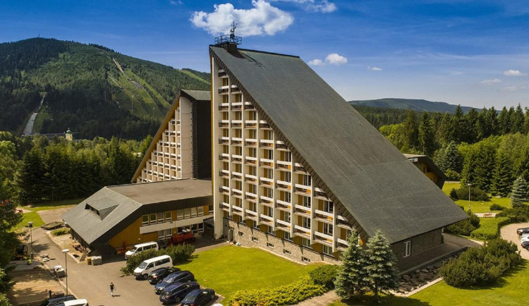 Pozemky okolo hotelu Sklář od státu koupí jeho majitel. Zaplatí 73 milionů korun