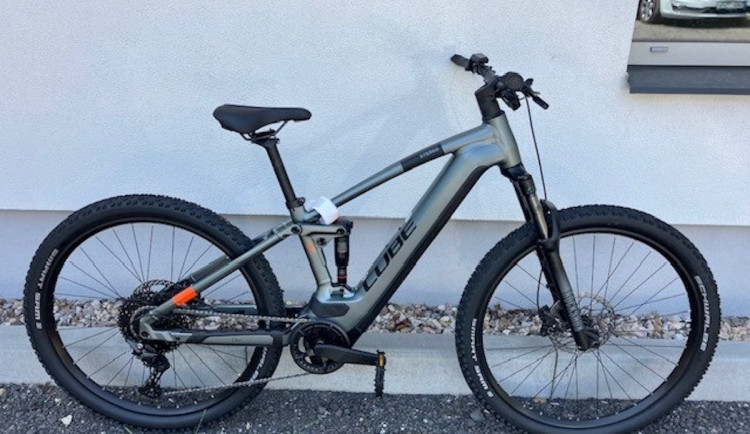 Zloděj vykradl prodejnu v Jablonci. Odnesl si kola za 130 tisíc