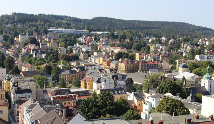 Vlastníci velkých obchodů a ubytoven v Jablonci nad Nisou zaplatí vyšší daně