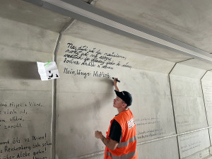 Nový podchod u arény se otevře až v polovině prázdnin. Vyzdobí jej poezie