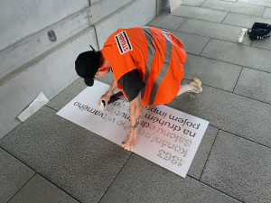 Nový podchod u arény se otevře až v polovině prázdnin. Vyzdobí jej poezie