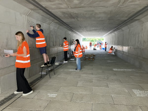 Nový podchod u arény se otevře až v polovině prázdnin. Vyzdobí jej poezie