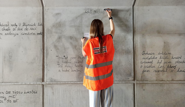 Nový podchod u arény se otevře až v polovině prázdnin. Vyzdobí jej poezie